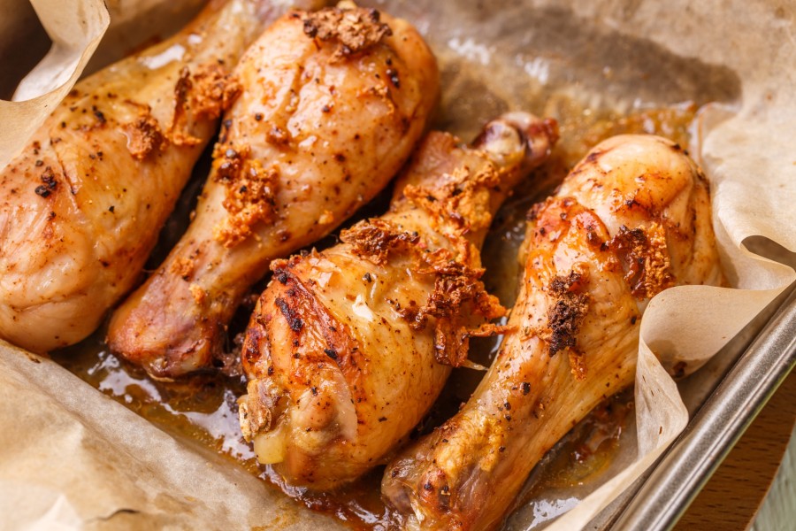 Comment assurer que les cuisses de poulet restent tendres lors de la cuisson au four ?