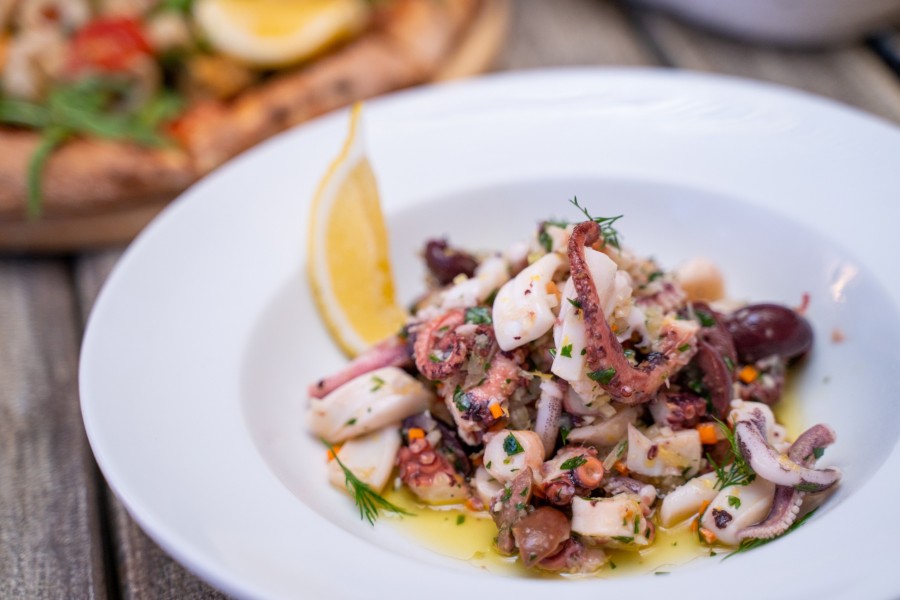 Quelle est la différence entre une salade de poulpe à l'italienne et une salade de poulpe classique ?