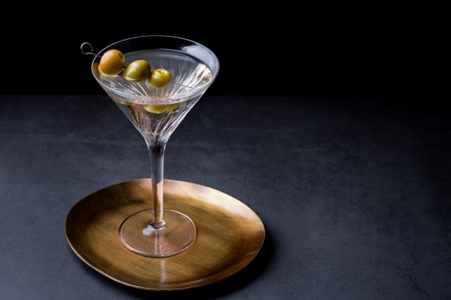 Quelles sont les astuces pour impressionner ses invités en servant un cocktail martini à la James Bond ?