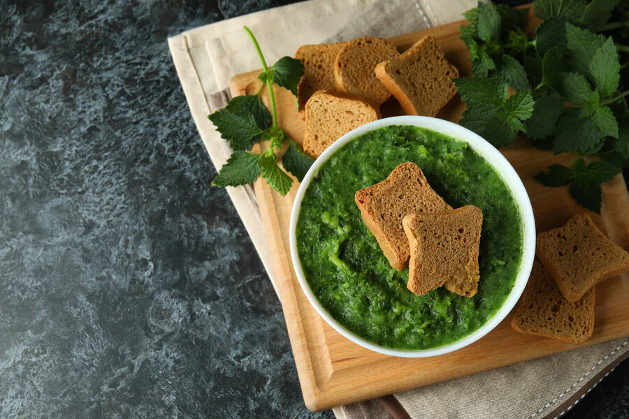 Quelles sont les astuces pour relever le goût de la soupe d'orties ?